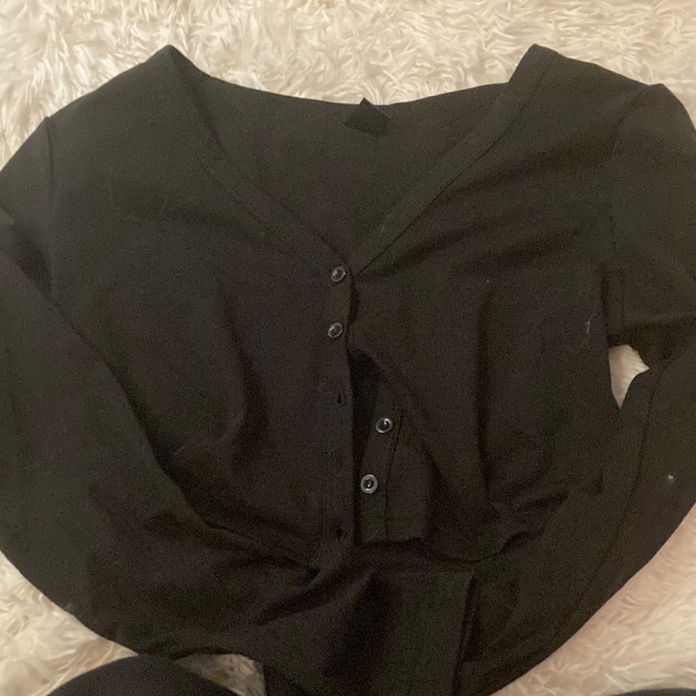 Super super cute black long sleeve cropped fit top.